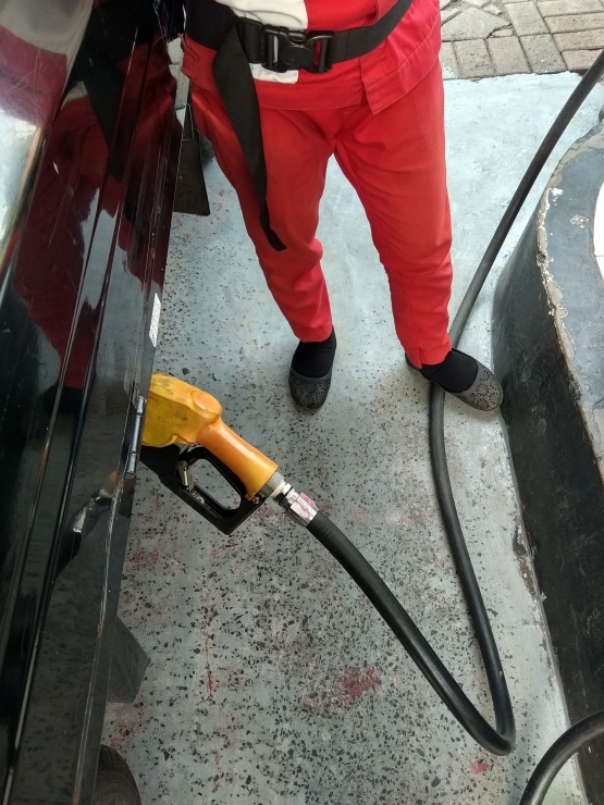 Proses pengisian bahan bakar Premium di Suzuki CARRY 1.5 (Dok. Pribadi)