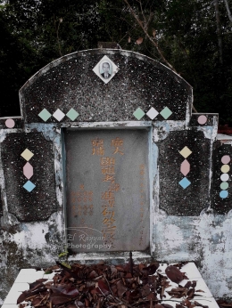 Sebuah Makam yang disebut Sengkek/Totok dari Kwang Tung meninggal tahun 1977 bermarga Ho, terjemahan oleh Suwito Wu (dokumen pribadi)