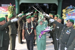 Prosesi Pedang Pora Mengantarkan Kolonel Arm Budi Suwanto, S.Sos Saat Meninggalkan Makorem 082/CPYJ|Dokumentasi pribadi 