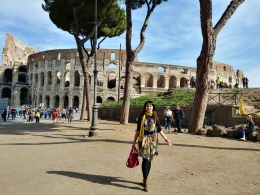 Penulis dengan Pakaian Bernuansa Cerah di Colosseum, Roma-Italia. Sumber: Dok. Pribadi
