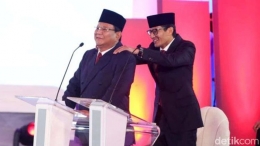 Pijatan bahu Sandiaga Uno kepada Prabowo Subianto saat debat pertama Pilpres 2019. (Foto: detik.com)