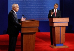 Obama menyerang dengan menatap lawan. McCain merugi karena tak mau kontak mata dengan Obama. (Foto: slatmagazine.com)