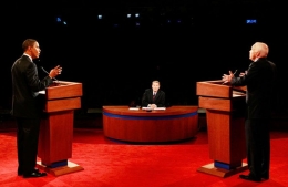 John McCain kalah karena tak mau kontak mata dengan Barack Obama. (Foto: Chip Somodevilla/Getty Images North America)