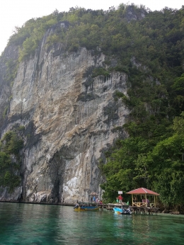 Tebing Batu Hatupia dengan gajebo di depannya (dok pribadi)