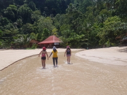 Menyusuri Air Belanda di Pantai Air Belanda,airnya sedingin air es (dok pribadi)