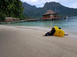 Pantai Ora dengan pasir putihnya dibalut dengan air laut hijau toska dan view gunung (dok pribadi)