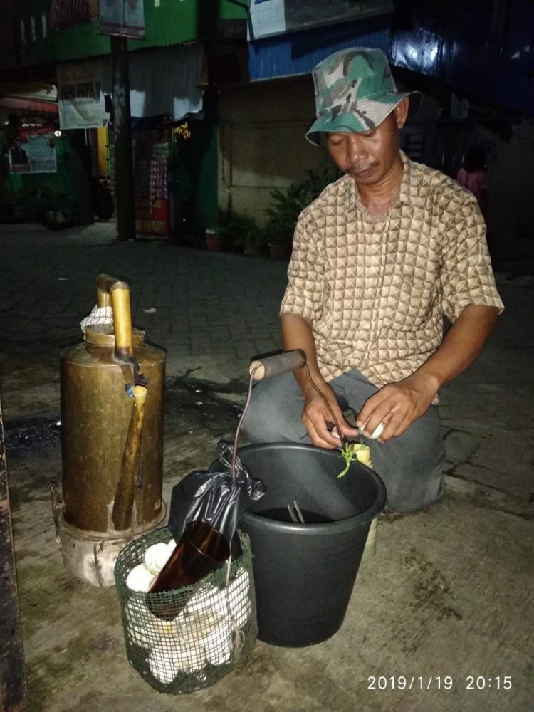 Daeng Ahmad penjual minuman tradisional Saleem (sumber: istimewa)