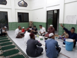 Suasana Makan Bersama Ba'da Maghrib di Mushalla Darul Hikmah (Photo: Dokumen Pribadi)