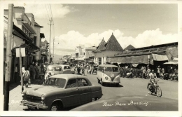Ilustrasi suasana Pasar Baru era Sukarno-Kredit Foto: indonesia, JAVA BANDUNG BANDOENG, Pasar Baru, VW V.W. Bus (1957) RPPC Postcard/ https://web.facebook.com/NapakTilasBandung