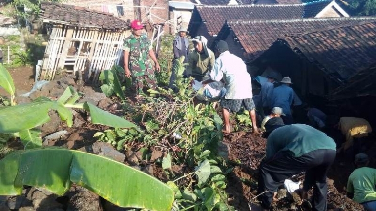 Aparat Gabungan TNI-Polri-Perangkat Desa Dan Warga Karya Bakti Di Dusun Wiyu, Pacet