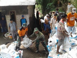 Personel Koramil Jajaran Kodim 0815 Bersama Komponen Masyarakat Karya Bakti Di Sungai Gembolo Pungging