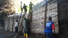 Personel Koramil Jajaran Kodim 0815 Bersama Komponen Masyarakat Karya Bakti Di Sungai Ngijingan Ngoro