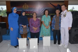 (dok.keluarga : Pelda Suparman dan Ny. Andrian salah satu warakawuri pelaku pertempuran Laut Aru bersama Komandan Lantamal V Laksma TNI Edwin SH).