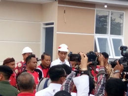 Konpers Presiden didampingi para Tukang Cukur (Baju Merah) di Depan Rumah Contoh (Dokpri)