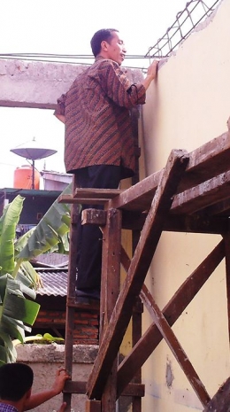 Jokowi Naik Tangga Sewaktu Mengunjungi Ambruknya SD di Jakarta timur 08.11.2012 (foto: Lina)