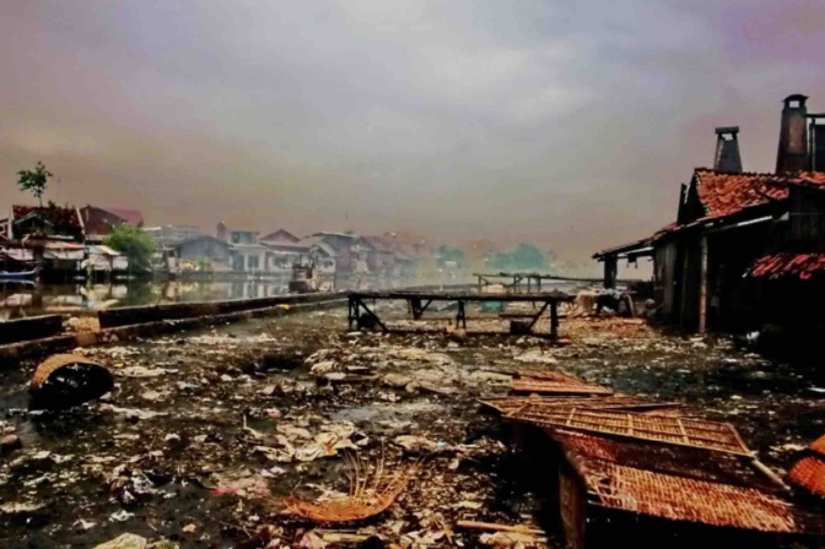 Pemandangan di depan rumah pengasapan Kali Asin (Foto : Dokumentasi Pribadi)