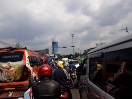 Naik ojol menemnbus kemacetan Soekarno Hatta Bandung (foto pribadi)