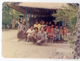 PEDALAMAN SINTANG - Bupati Jarot yang kala itu masih menjadi dokter (baju kuning kacamata) bertemu dengan warga pedalaman Kabupaten Sintang. (foto :@ifan andika)