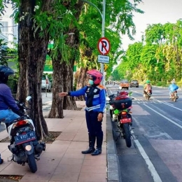 Petugas memperingatkan warga agar tidak memarkir kendaraan di trotoar/Foto: Stalktr.net