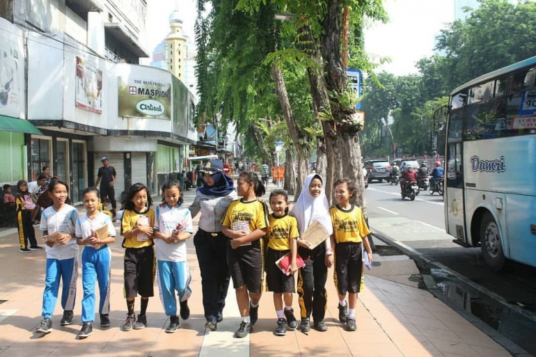 Pejalan kaki berhak menikmati pedestrian yang lebar, nyaman dan aman. Salah satu contohnya ada di Surabaya/Foto: www.inst4gram.com