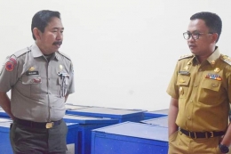 Muslimin (kiri) bersama Bupati Bantaeng (kanan) di Kantor BPBD Bantaeng (22/01/2019).