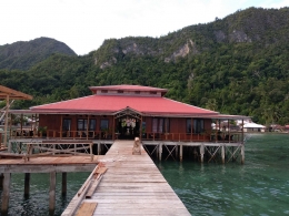 Saleman Villa Resort dengan view pegunungan di belakangnya dan air laut di bawahnya. Foto dari arah belakang penginapan (dok pribadi)