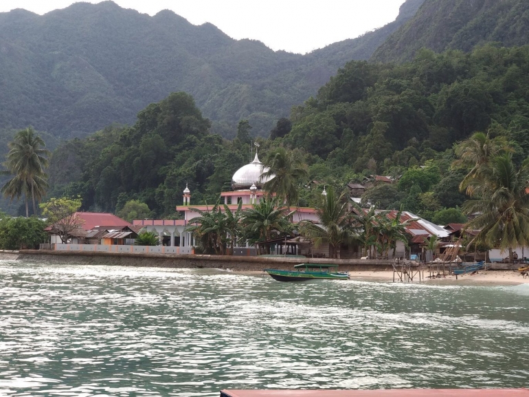 Pemandangan di depan Saleman Villa Resort dengan latar mesjid di dekatnya (dok pribadi)