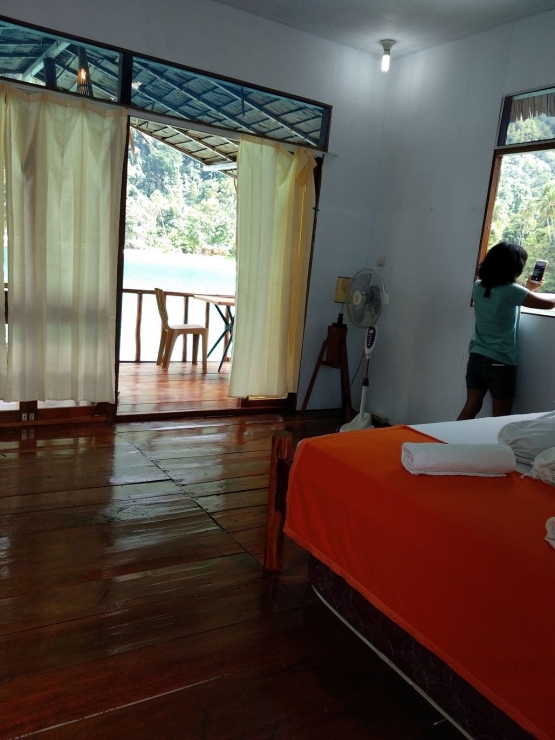 Kamar dengan balkon di depan yang bisa melihat pemandangan pantai & laut lepas (dok pribadi)