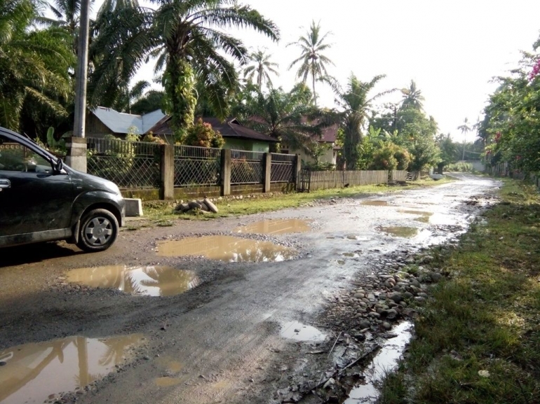 Kondisi jalan di daerah Lopon jalur ke Pasir Ganting. Dokumen pribadi.