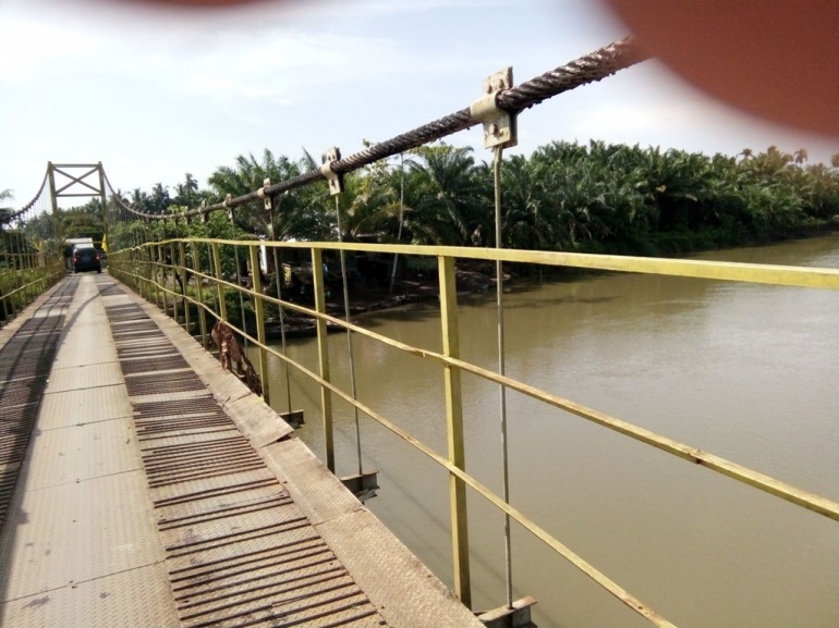 Jembatan gantung Tanjung Medan,  Menghubungkan kampungan Lopon (jalan ke Pasir Ganting). Dokumen pribadi.