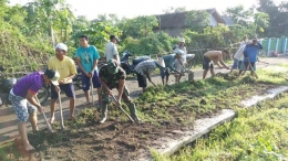 Anggota Koramil 0815/11 Pungging Saat Pembersihan Lingkungan Dusun Randurancang (Dokpri)