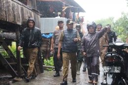 Bupati Bantaeng (rompi hitam) pantau Lingkungan Garegea yang rawan bahaya banjir (22/01/2019).