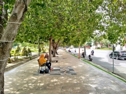 Keharuman sebuah kota juga dilihat dari seberapa nyaman kota itu memiliki pedestrian. Lokasi Taman Sri Tanjung Banyuwangi, - Dokpri.