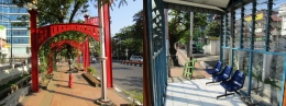 Terkadang, pejalan kaki harus berhati-hati dengan halte BRT Trans Semarang yang menghadang. - Dokpri.