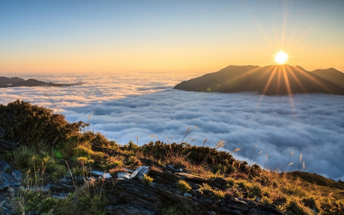 sunrise-above-the-clouds-5c485744c112fe70eb5faf66 - Alam Destinasi Kategori Liburan - paket wisata sunrise-above-the-clouds-5c485744c112fe70eb5faf66 - Witness the Exotic Golden Sunrise of Bromo - paket wisata