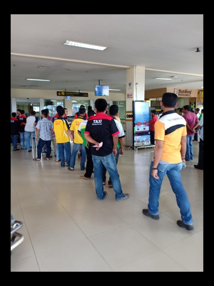 Para Supir Taksi Bandara Sedang Menunggu "Calon Penumpang" (Photo: Dokumen Pribadi)