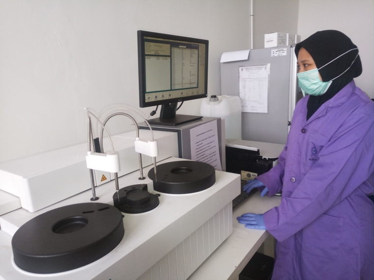 Deskripsi : Pengujian zat dilakukan dengan alat laboratorim yang modern I Sumber foto : dokpri RSKO