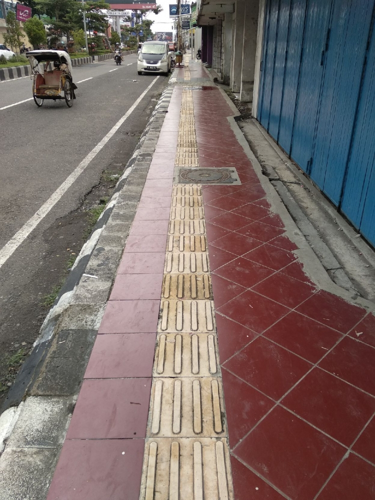 Keramik trotoar jalan Ahmad Yani belum dibongkar. Dokpri