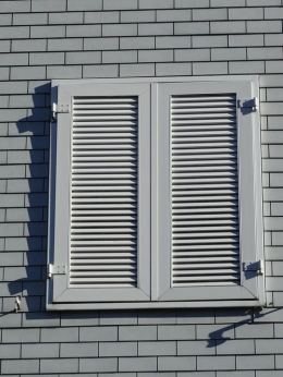 https://pixabay.com/en/shutters-window-closed-house-facade-595596/