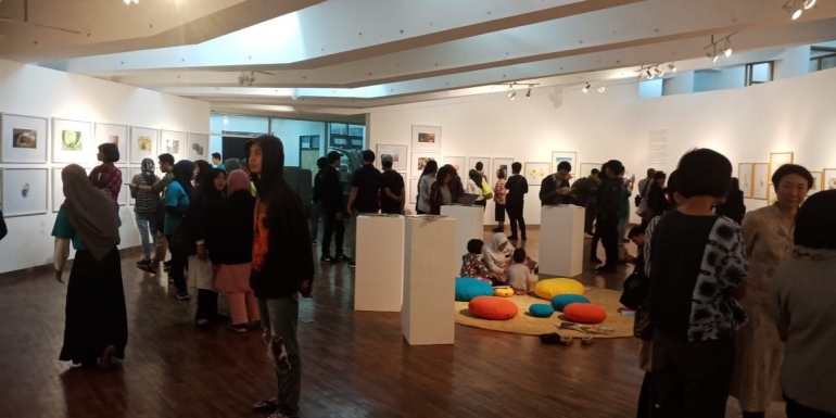 Para pengunjung memadati pameran ilustrasi bacaan anak (Foto DokPri)