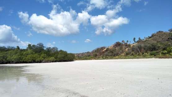 Pantai Ape Matang (Foto: Yopi Boli Aman)