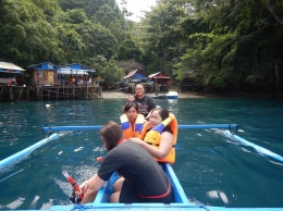 Naik perahu ke sport snorkeling di Pantai Lubang Buaya (dok pribadi)