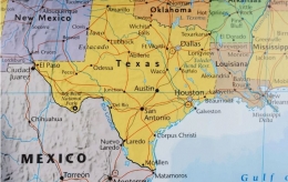 Lokasi kota El Paso benar2 di ujung barat daya Texas dan merupakan kota perbatasan dengan Negara Mexico. Benar2 diujung! (snopes.com)