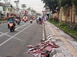 Pembongkaran keramik di trotoar jalan Sudirman Purbalingga. Foto Radar Banyumas.com