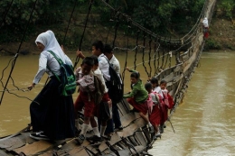 Para Pelajar di Kabupaten Lebak, Banten Harus Bertaruh Nyawa Melewati Jembatan Rusak | Sumber : http://kanalmahasiswa.com