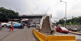 Keadaan Tangga JPO Dewi Sartika yang Terletak di Tengah Jalan | Sumber : Tribunews.com