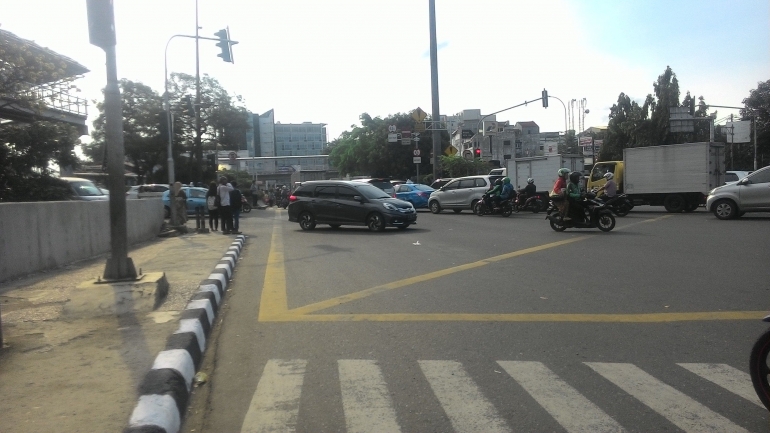 Salah satu Trotoar di Perempatan Grogol Jakarta Barat, Pejalan selalu khawatir dengan motor yang nyelonong masuk ke trotoar. Arah lurus menuju Daan Mogot. (foto koleksi joko Dwiatmoko )