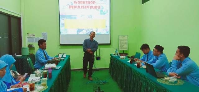 Johan Wahyudi bercerita tentang perjalanan hidupnya jadi penulis buku di hadapan peserta (Foto: istimewa)