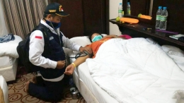 Deskripsi : Salah seorang TKHI dari RSKO Jakarta, Okta Mustikallah S.Kep melakukan pemeriksaan medis di Tanah Suci I Sumber Foto : dokri Okta Mustikallah