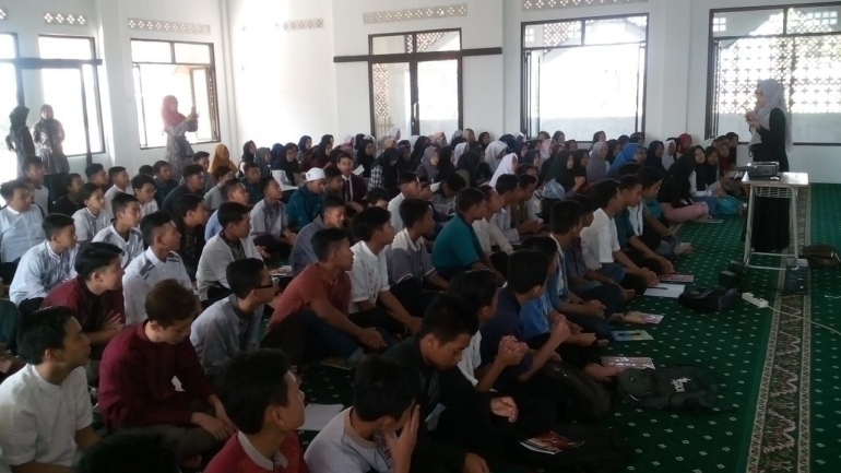 Suasana Menyimak Pemateri (dokumen pribadi)